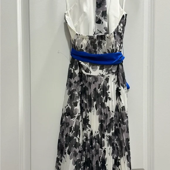 Elegant Floral Print Dress with Blue Accent - Picture 2 of 4